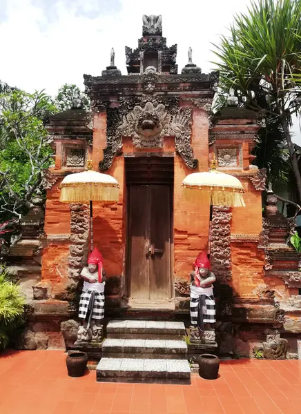 Bali adasının geleneksel Hindu tapınağının giriş kapısı. 