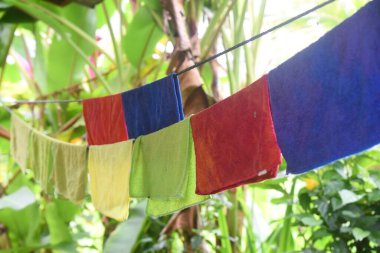 Renkli el havlusu güneşin altında kuruyor.