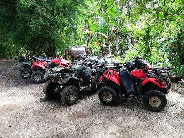 Bali, Endonezya - 25 Şubat 2023: ATV Quad motorsikleti, temel amfiye park ediyor