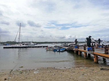 Bali, Endonezya Haziran, 05: 2023: Serangan limanı Denpasar Bali 'de gündüz vakti, birçok yerel ve keşif botuyla.