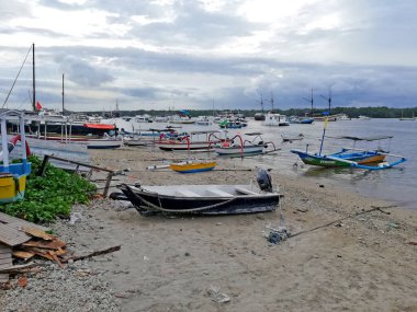 Bali, Endonezya Haziran, 05: 2023: Serangan limanı Denpasar Bali 'de gündüz vakti, birçok yerel ve keşif botuyla.