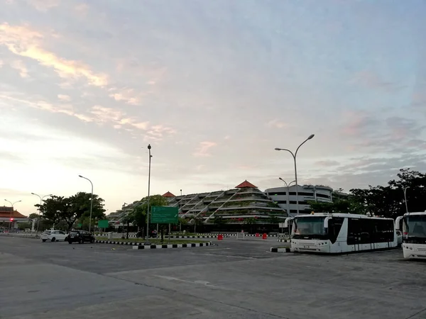 Балі Індонезія Червня 2023 Міжнародний Аеропорт Балі Парковці Ранковий Час — стокове фото