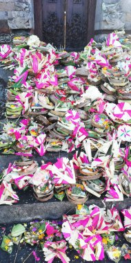 Tapınak bölgesine küçük adaklar yerleştirildi.