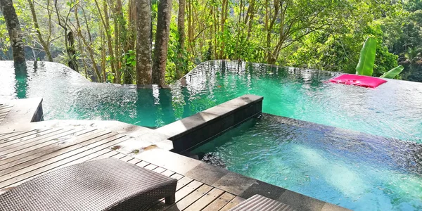 Ormanın Ortasında Güzel Bir Yüzme Havuzu — Stok fotoğraf