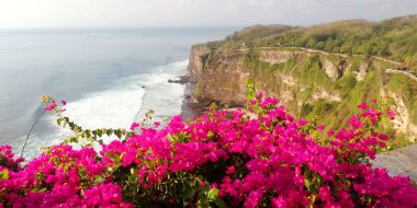 Gündüz vakti Endonezya 'daki Uluwatu Tapınağı