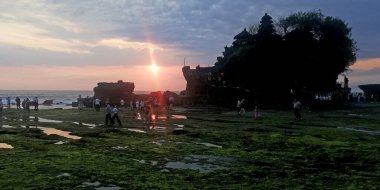 Bali, Endonezya - 3 Ekim 2023: Tabanan 'daki Tanah Lot tapınağı, gün batımında birçok ziyaretçiyle