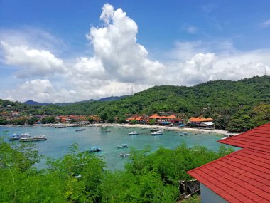 Bali, Endonezya - 13 Şubat 2024: Padang Bai limanı gündüz vakti Karangasem naipliğinde, yerel balıkçı tekneleriyle 