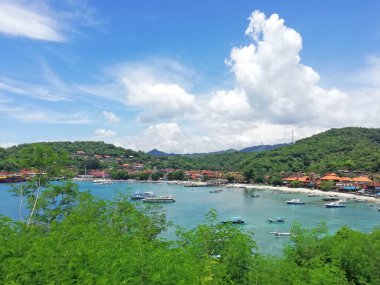 Bali, Endonezya - 13 Şubat 2024: Padang Bai limanı gündüz vakti Karangasem naipliğinde, yerel balıkçı tekneleriyle 