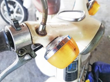 Bali, Endonezya - 25 Şubat 2024: Yakın çekim, beyaz renkli eski bir motosiklet parçası.