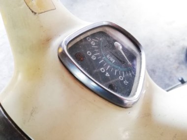 Bali, Endonezya - 25 Şubat 2024: Yakın çekim, beyaz renkli eski bir motosiklet parçası.