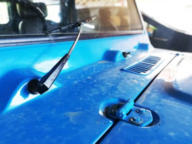 Bali, Endonezya - 25 Şubat 2024: Yakın çekim, mavi renkli eski bir araba 