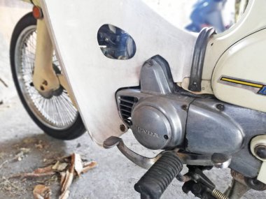 Bali, Endonezya - 25 Şubat 2024: Yakın çekim, beyaz renkli eski bir motosiklet parçası.