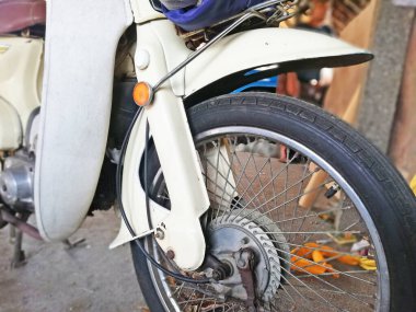 Bali, Endonezya - 25 Şubat 2024: Yakın çekim, beyaz renkli eski bir motosiklet parçası.