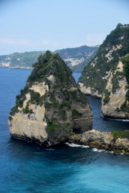 Elmas plajı, Bali 'nin Nusa Penida adasında, beyaz kayalık oluşumu ve gündüz vakti beyaz kumlu plajı ile