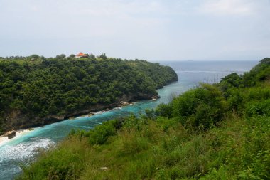 Atuh Sahili, Nusa Penida adası Bali 'de, güzellik manzarası ve gündüz vakti beyaz kum plajı ile