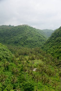 Atuh Sahili, Nusa Penida adası Bali 'de, güzellik manzarası ve gündüz vakti beyaz kum plajı ile