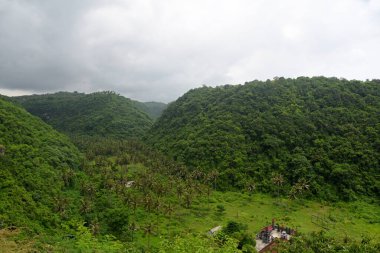Atuh Sahili, Nusa Penida adası Bali 'de, güzellik manzarası ve gündüz vakti beyaz kum plajı ile