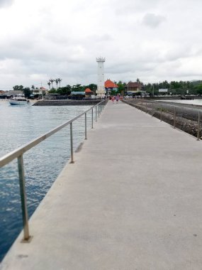 Bali, Endonezya - 17 Mart 2024: Nusa Penida limanı, küçük adanın en işlek limanlarından biri.