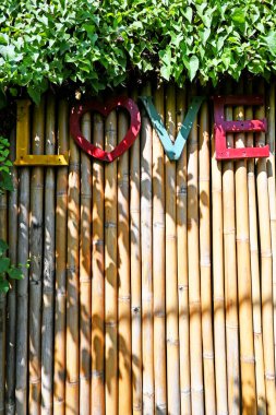 Kahverengi bambu arka planlı aşk işareti
