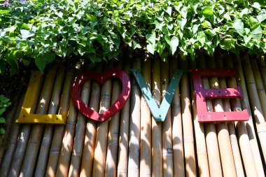 Kahverengi bambu arka planlı aşk işareti