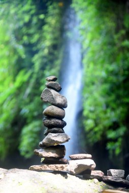 Tukad Cepung Şelalesi, Bali 'nin Bangli naipliğinde, güzel yeşil doğa manzaralı.