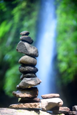 Tukad Cepung Şelalesi, Bali 'nin Bangli naipliğinde, güzel yeşil doğa manzaralı.