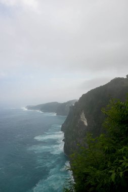 Kelingking Plajı, Nusa Penida adası Bali 'de, beyaz uçurum oluşumu ve gündüz vakti beyaz kum plajı
