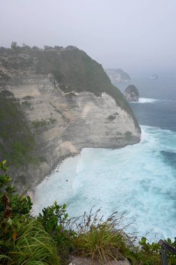 Kelingking Plajı, Nusa Penida adası Bali 'de, beyaz uçurum oluşumu ve gündüz vakti beyaz kum plajı