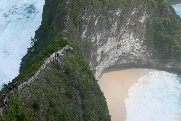 Bali, Endonezya - 5 Haziran 2024: Nusa Penida adasındaki Kelingking Plajı, güzel bir hava koşulları altında, güzel bir kaya oluşumuyla