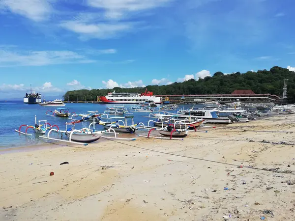 Bali, Endonezya-Haziran, 3 Haziran 2024: Padang Bai Limanı, Bali Karangasem naipliği, güzel hava koşulları altında
