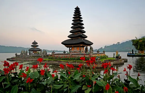 Ulun Danu Tapınağı (Göl Tapınağı), Bedugul İlçesi, Tabanan, Endonezya Krallığı 