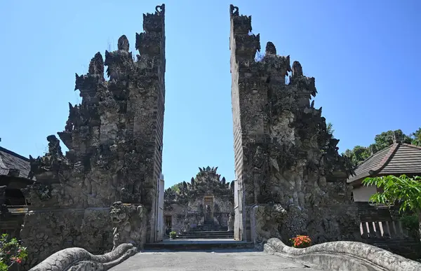 Bali Endonezya 'nın Buleleng naipliğindeki Sangsit köyündeki eşsiz ve eski pirinç tanrıçası Beji tapınağı.