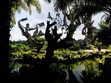 Ubdud Bali 'deki' Taman Dedari Restoranı 'nda heykel ve mekan