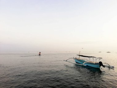 Sabah vakti geleneksel balıkçı teknesiyle Lovina Plajı