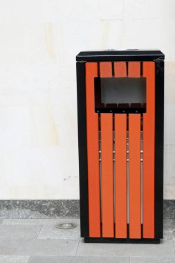 Çöp kutusunun kahverengi ve siyah rengi, evin önüne konmuş.