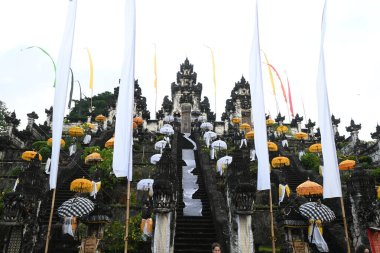 Lempuyang Tapınağı, Karangasem naipliğinde, tören süslemeleri ile renkli görünüyor.