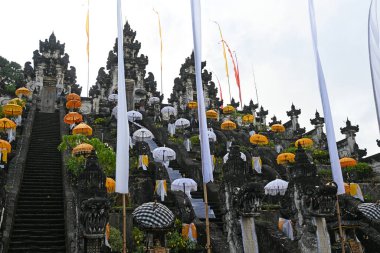 Lempuyang Tapınağı, Karangasem naipliğinde, tören süslemeleri ile renkli görünüyor.