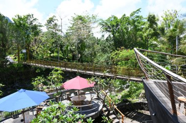 Eski köprü, Endonezya 'nın Sidemen köyünde, sarı renkli.