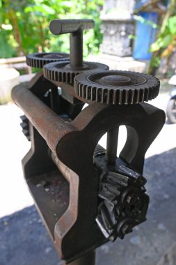 Gümüş mücevher yapımında kullanılan alet ve gereçler.