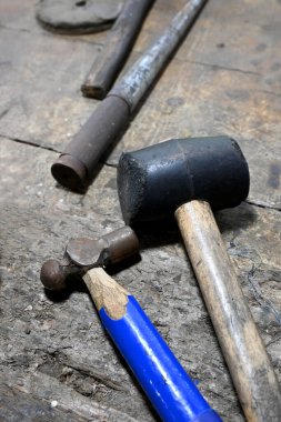 Gümüş mücevher yapımında kullanılan alet ve gereçler.