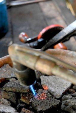 Gümüş mücevher yapımında kullanılan alet ve gereçler.