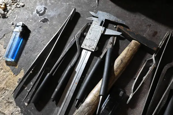 Gümüş mücevher yapımında kullanılan alet ve gereçler.