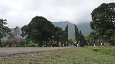 Bali, Endonezya - 11 Eylül 2024: Endonezya 'nın Bali -Endonezya' daki Bedugul köyünde dağ yeşili manzaralı Handara Kapısı. 