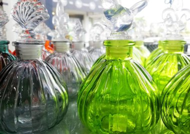 Camlar birçok renkte, yakın plan.