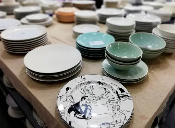 Bali, Endonezya - 8 Aralık 2024: Tupperware ve Glassware, birçok renkte, yakın planda, dükkanda satış