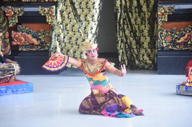 Bali, Endonezya - 17 Temmuz 2023: Gündüz vakti sahnede renkli kostümlü balerin dansı gösterisi