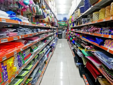 Bali, Endonezya - 16 Mart 2025: Dükkanda birçok renkli marka satılıyor