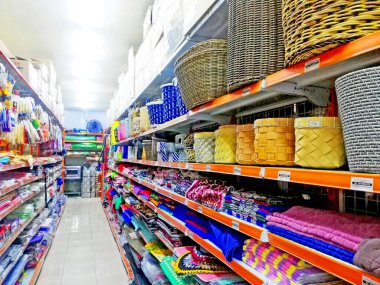 Bali, Endonezya - 16 Mart 2025: Dükkanda birçok renkli marka satılıyor