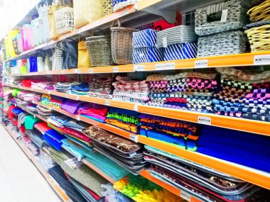 Bali, Endonezya - 16 Mart 2025: Dükkanda birçok renkli marka satılıyor