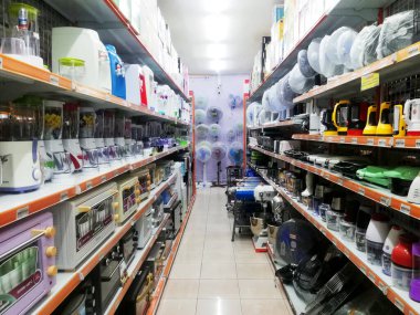 Bali, Endonezya - 16 Mart 2025: Dükkanda birçok renkli marka satılıyor